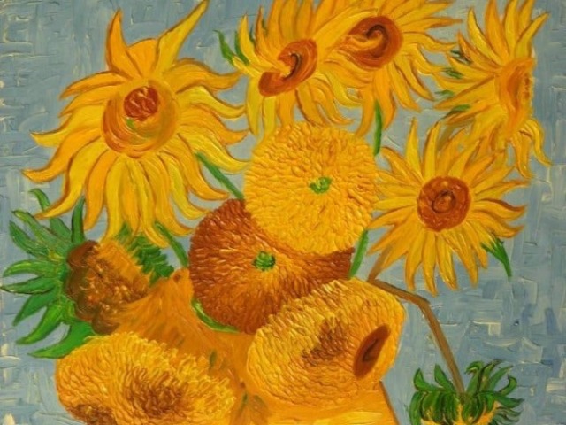 Os girassóis (não achei a original) - Uma das obras-primas do pintor holandês, a tela que tem como protagonista um vaso de girassóis tem dez versões.
Na imagem vemos a preponderância do amarelo e uma organização das flores nada convencional. A pintura do holandês apresenta confusão, caos e uma beleza perturbadora obtida com os girassóis retorcidos.
A tela foi uma saudação feita ao amigo Paul Gauguin (1848-1903), que o visitou em Arles, onde Vincent estava vivendo. Ao ver as imagens, Gauguin elogiou o colega holandês ao afirmar que os seus girassóis eram mais bonitos do que as vitórias-régias de Monet.
No quadro, a assinatura não está como habitualmente costumamos encontrar, posicionada no canto da tela. Em Os girassóis o primeiro nome do pintor está inserido dentro do vaso, no meio do quadro (na parte inferior). Em carta para o irmão Theo ficamos sabendo que ele optou por assinar Vincent porque as pessoas tinham dificuldade de pronunciar Van Gogh.