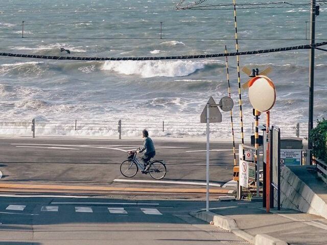 De bicicleta.