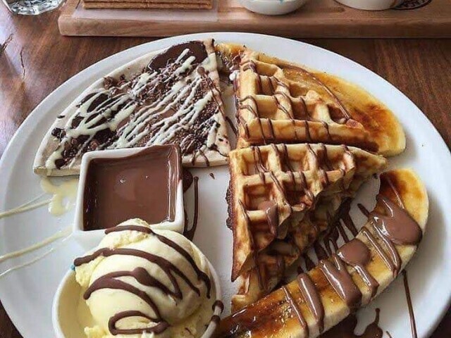 Uns waffles com crepioca e sorvete com calda de chocolate...