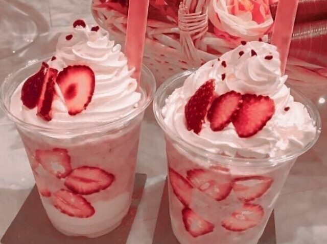 Milkshake de morango com chantilly, uma delícia!