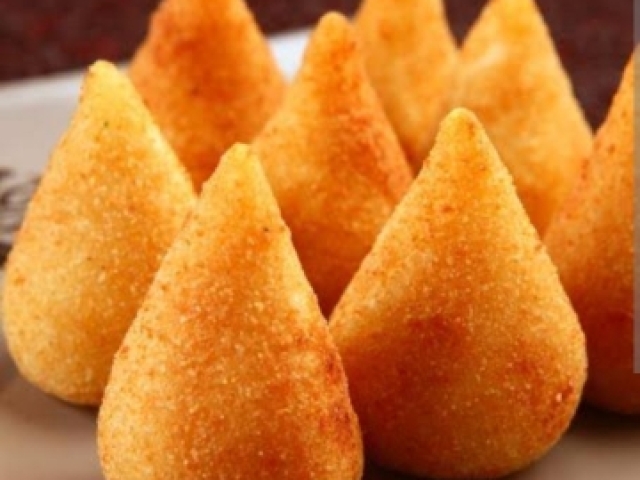 Coxinha de frango com catupiri.