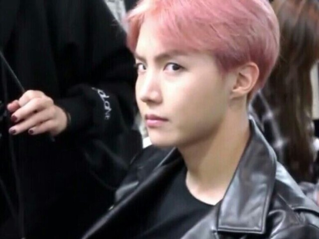 hoseok, ele deu essa olhada pra você assim quando voce bateu os olhos nele