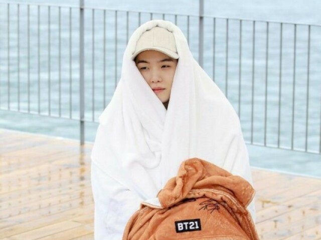 yoongi, sentadinho na beira da piscina perto de onde estavamos