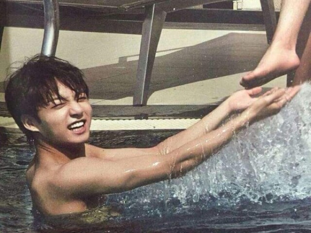 jungkook, brincando de guerrinha de água