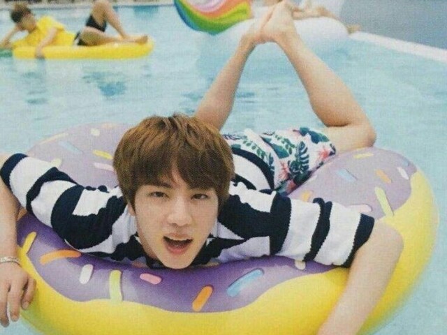 jin, curtindo a brisa na boia