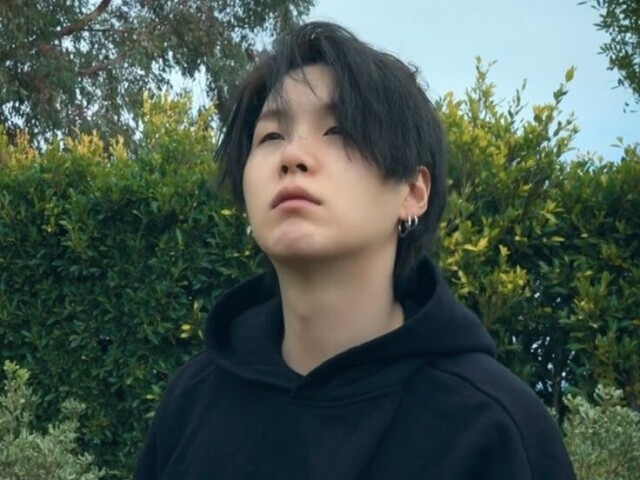 yoongi, vai silenciosamente em direção ao bicho e o pega com a mao e joga na mata "cabô o show?" ele diz em tom de deboche para todos os que estavam gritando