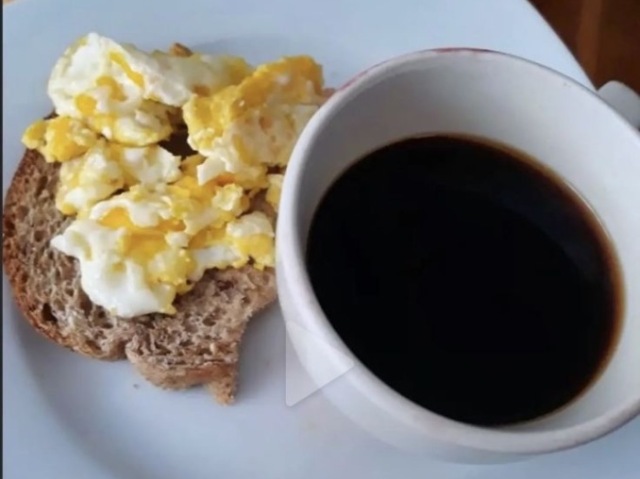 Café com pão com ovo