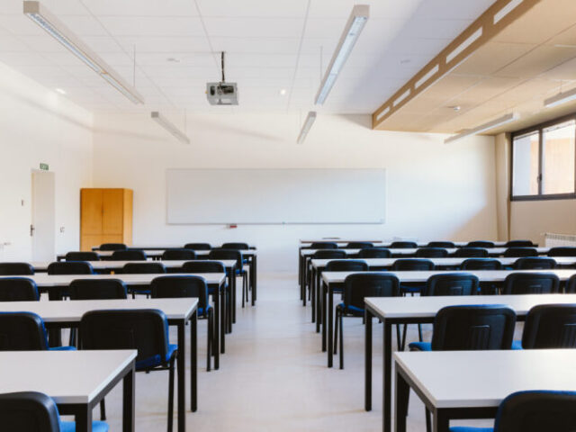 Sala de aula que tem cadeira pra se defender