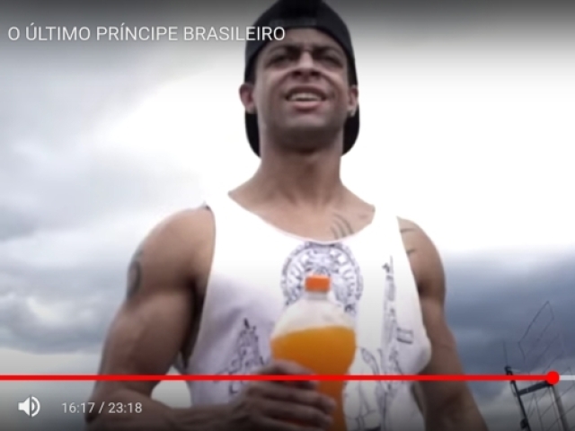 Zoio segura o conceito laranja em mãos de frente do próprio asmodeus e Vlad o impalador no castelo babilônico das fumaças profanas.