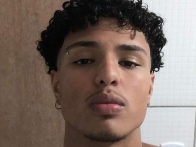 Lucas, 18 anos, 1,70, simpático e legal, grosso e introvertido .