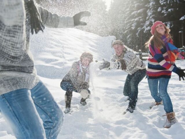 Guerra de bolinhas de neve.