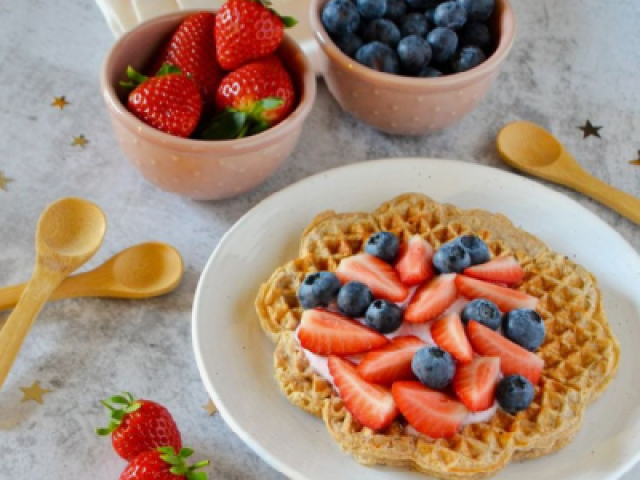 Vc waffles e sua filha frutas.