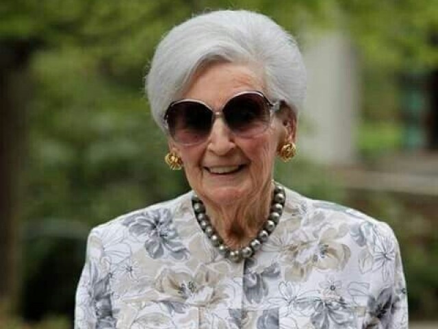 Nome: Margot 
Idade: 72
Personalidade: gentil e elegante