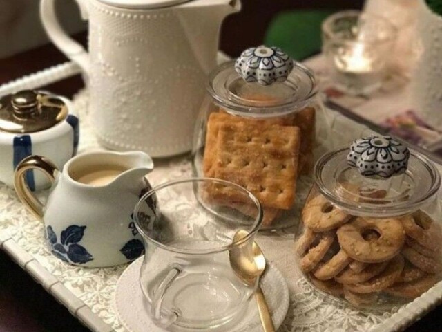 Apenas um chá/café com biscoito/bolacha. Um café da manhã leve