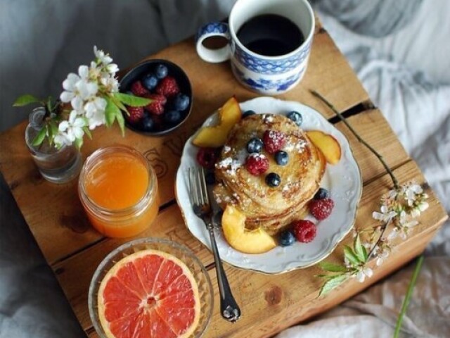 Panquecas com pêssego e frutas vermelhas, um bom café e um suco. Um café da manhã reforçado