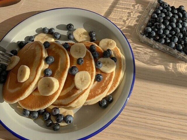 Panquecas com frutas. Um café da manhã sem líquidos