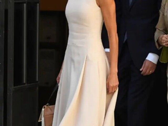 Um vestido branco sem detalhes. Ótimo para disfarçar sobre o colar de 7 milhões que sua mãe a rainha usou em um evento simples que causou borbulhinhos.