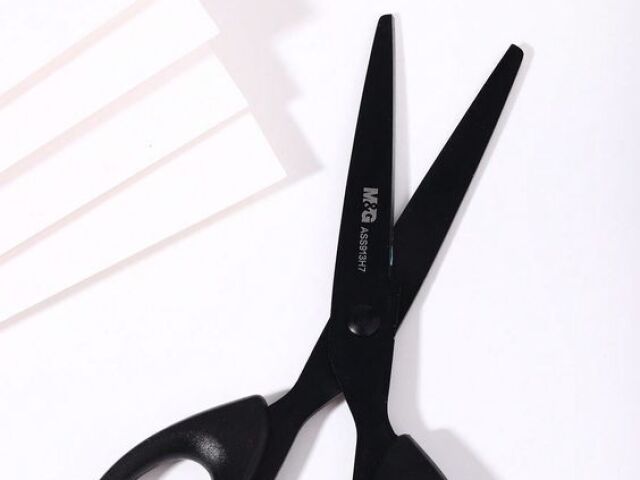 Tesoura preta ๐ค(desculpa o corte-)