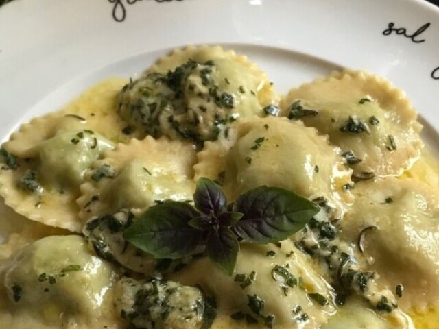 Ravioli ao molho pesto