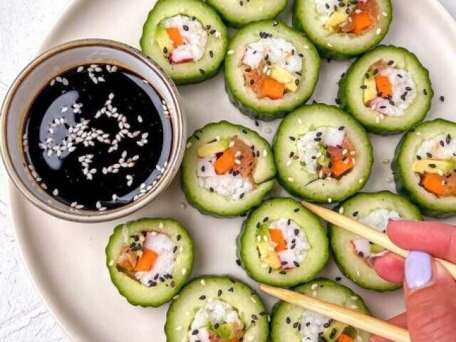 Sushi de avocado com manga