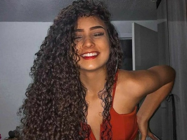 Beatriz , 17 anos, 1,68, estudiosa e simpática