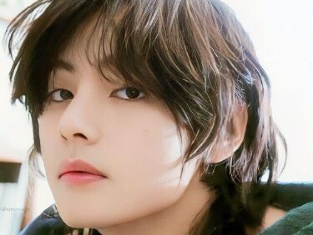 Taehyung, o menino eleito o mais bonito da sala de aula, só anda com jimin é heosok, dizem que todas as garotas mandam cartinhas se declarando para ele, mas ele recusa todas, ele está no clube de musicas, ao sentar com ele vai ser o motivo de todas meninas que já foi apaixonada por ele te criticar