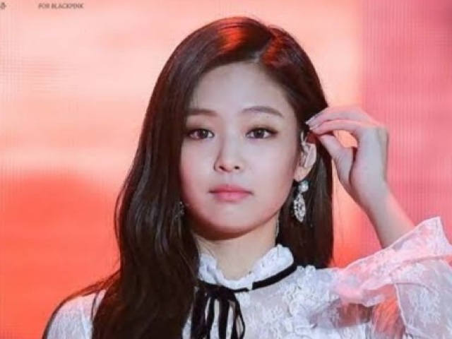 Uma fortaleza visual que na verdade tem uma alma cheia de inseguranças e medos que a tornam tão fofa e fazem da Jennie esse docinho de coco

(AMOO os looks da Jennie, principalmente aquele do clipe de kill this love)