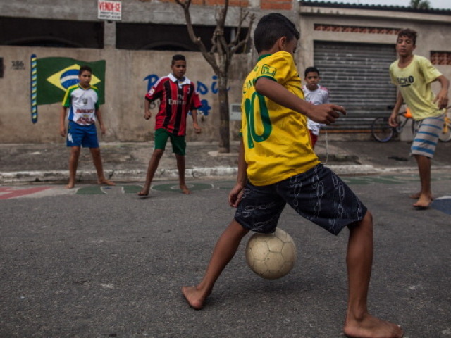 Jogar bola na rua