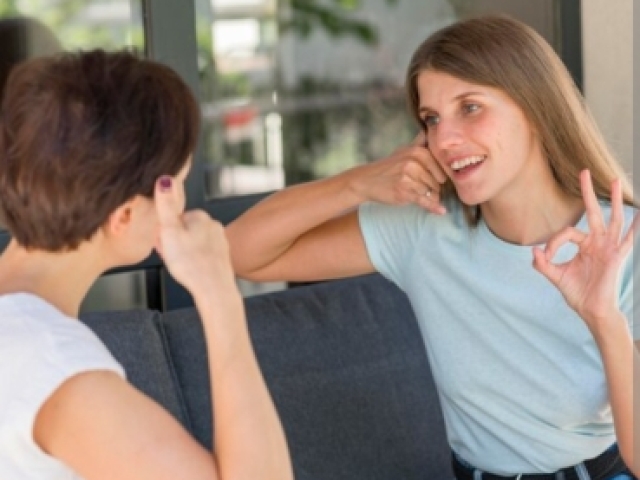 Se ela estiver perto, falo com a pessoa e se ela estiver longe, mando uma mensagem de texto