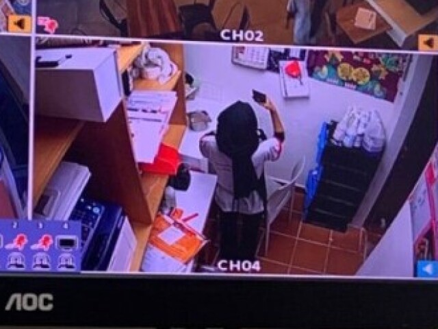 Opção 1 :: Depois de todos verem a câmera, descobrem que foi a Karolina que colocou o próprio celular na sua bolsa para te acusar. Ela foi expulsa