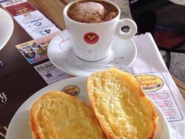 pãozinho com café/leite achocolatado? saboroso! ☕🥐