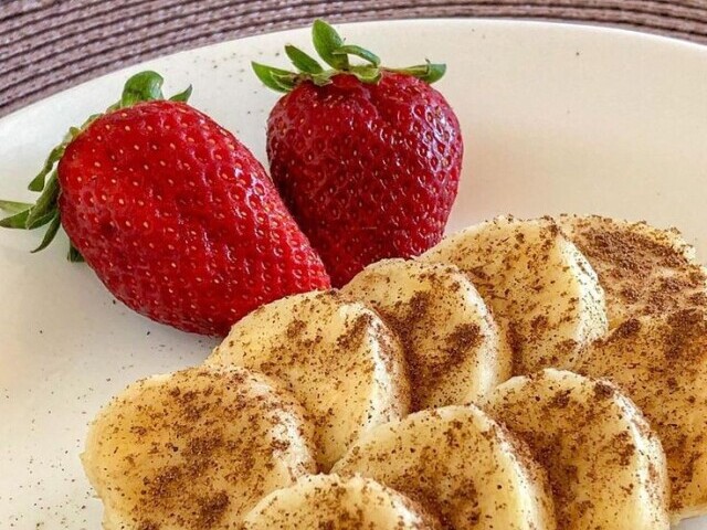 Bananas com canela e morango? que delicioso! ๐๐