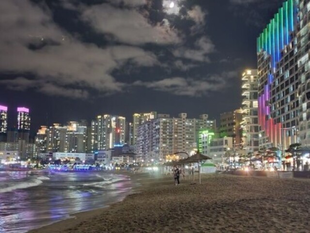 Passear na praia a noite