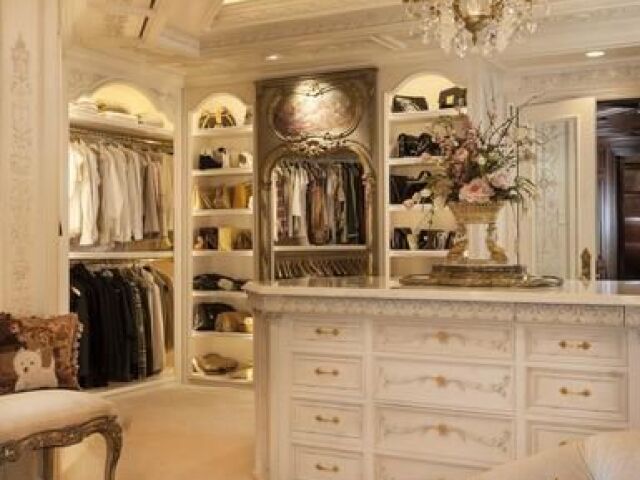 > Closet <