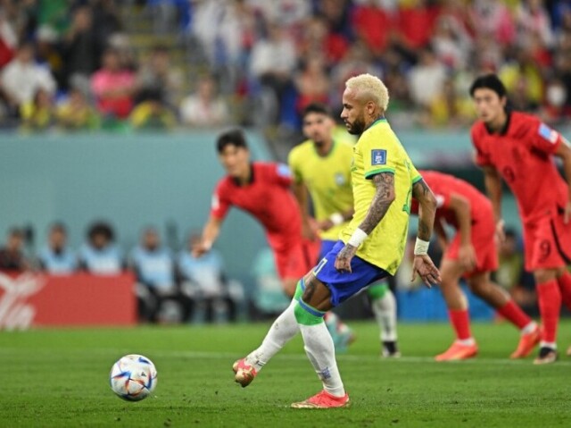 CHUTE RASTEIRO DE DAS PERNAS DO GOLEIRO