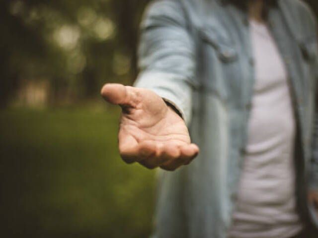 AJUDAR: Deixar de lado o egoísmo inerente ao humano e estender a mão para aqueles que precisam, só assim para preencher a realização propria, enquanto faz algo moralmente certo.