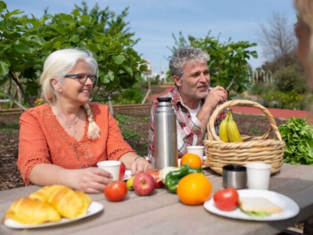 Na mesa, com família ou colegas