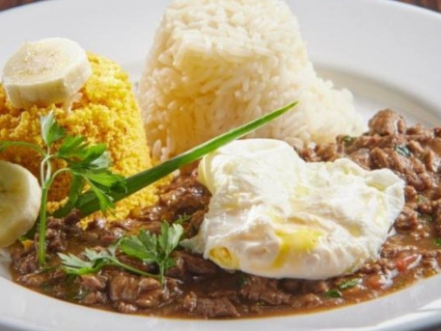 Carne arroz feijão banana e farofa 😋