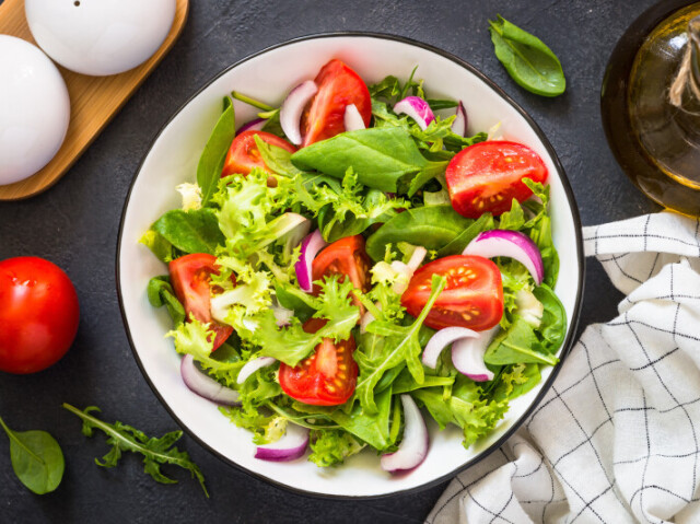 Salada de alface, tomate e cebola