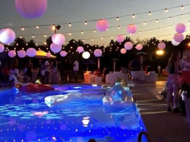 Ir numa festa na piscina da sua casa com músicas e decoração do BTS