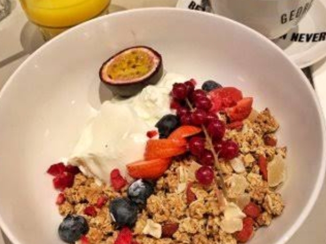 iorgute , frutas vermelhas e granola