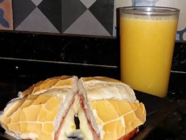 Misto quente e suco de laranja