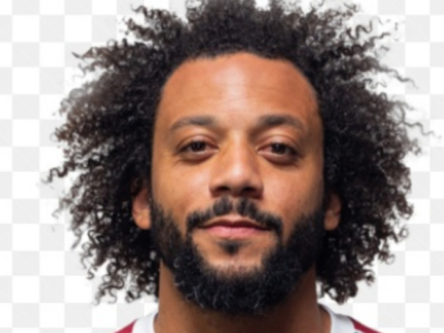 Marcelo improvisado na direita