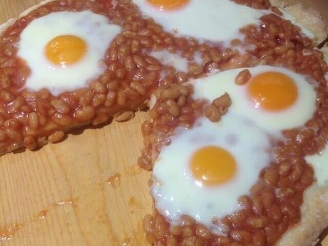 Pizza de feijão com ovo