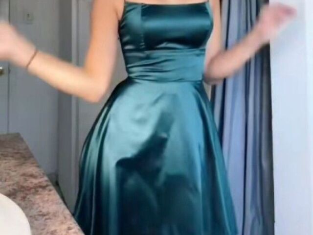 Desculpa a imagem cortada
O vestido é um pouco acima dos joelhos