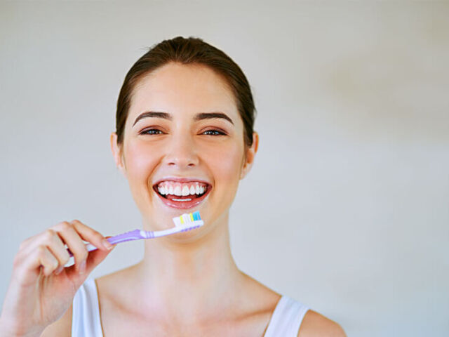 Você escovando os dentes