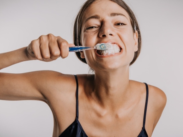 Você escovando os dentes