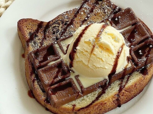 Esse pãozinho na chapa com sorvete e chocolate🥞🍨🍫