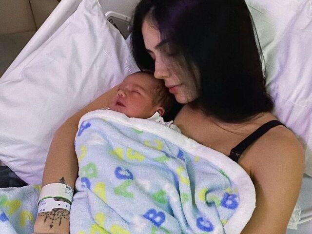 "Minha rainha e minha princesa juntinhas, minha felicidade, minha Gabriela".