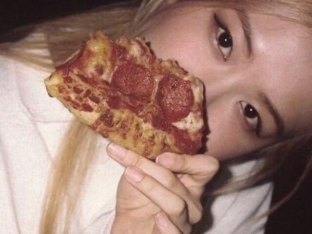 Comer pizza com Rosé🍕